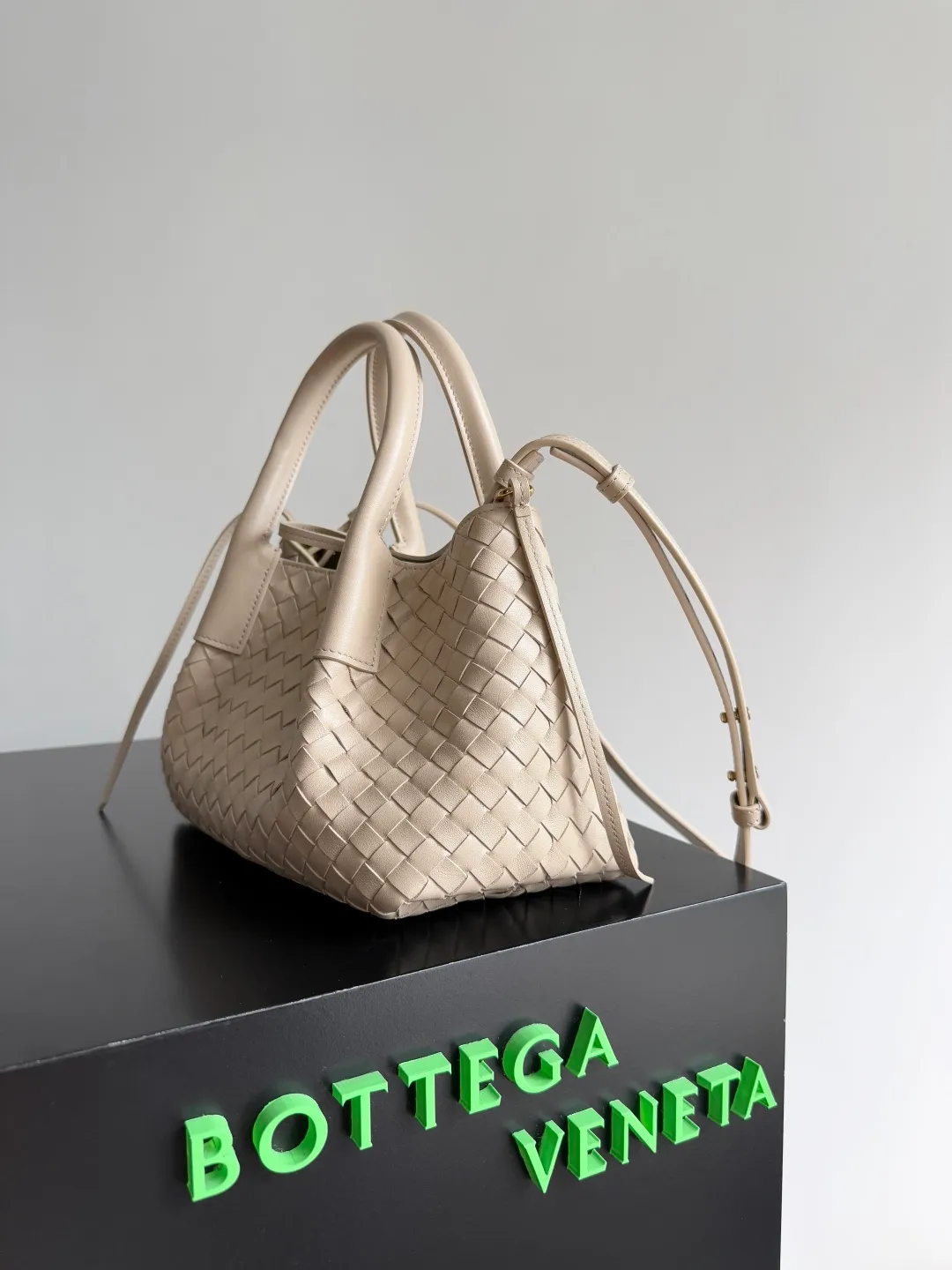 Batch 1660 BOTTEGA VENETA 2025 new product pinacoteca has super soft leather, and the weaving function, practicality and relaxed fashion sense have not fallen behind❤️‍🔥Amway has given sisters a must-have bag when going out. The size of the bag also accurately meets the commuting needs of urban beauties. It can accommodate mobile phones, keys, lipstick, powder, sunscreen, shopping bags...all of it! ! ! 🔥The capacity should not be underestimated~ It does not choose people, clothes, or occasions. With its majestic curved outline, exquisite woven texture, delicate edges and rounded handles, this woven vegetable basket bag truly achieves the goal of "dressing up and being fashionable without getting in the way"~ Are you interested in Jimei? Style number: 819004 Size: 24*15*12cm